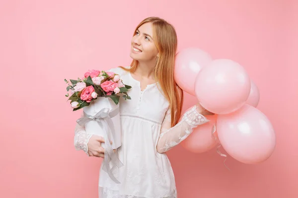 Beyaz Elbiseli Güzel Kız Duruyor Peonies Balonlar Pembe Bir Arka — Stok fotoğraf