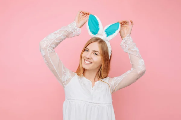 Krásná Mladá Žena Velikonoční Zajíček Uši Růžové Pozadí Den Svatého — Stock fotografie