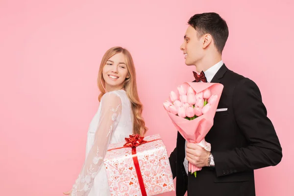 Homme Élégant Costume Fait Une Surprise Une Femme Donne Bouquet — Photo