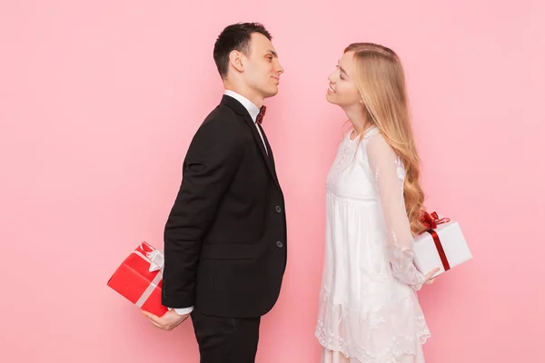 Portrait Jeune Couple Amoureux Debout Regardant Tenant Des Boîtes Cadeaux — Photo