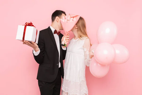 Couple Amoureux Offrez Vous Des Cadeaux Embrasser Cacher Derrière Bouquet — Photo