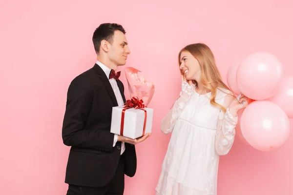 Homme Élégant Costume Donne Une Boîte Avec Cadeau Bouquet Fleurs — Photo