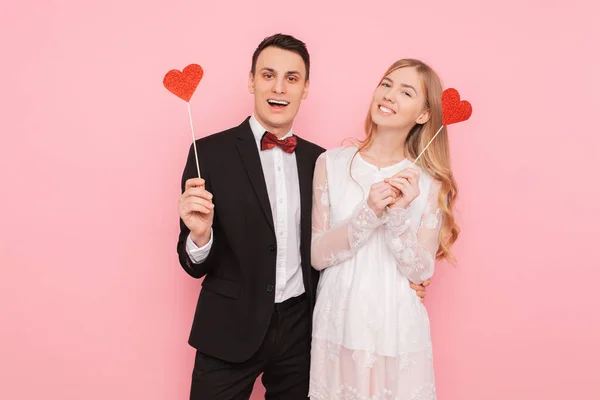Portret Van Gelukkige Paar Verliefd Houden Papieren Hart Roze Achtergrond — Stockfoto
