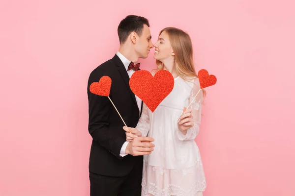 Gelukkige Jonge Paar Met Rode Papieren Harten Wachten Een Kind — Stockfoto