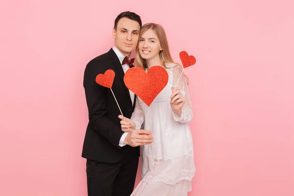 Gelukkige Jonge Paar Met Rode Papieren Harten Wachten Een Kind — Stockfoto