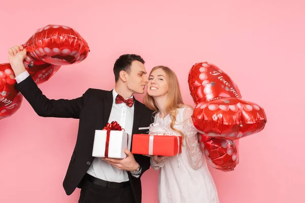 Couple Amoureux Homme Une Femme Font Des Cadeaux Tiennent Des — Photo