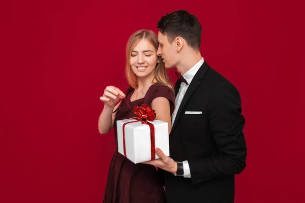 Homem Elegante Terno Uma Surpresa Para Uma Mulher Lhe Presente — Fotografia de Stock