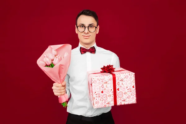Άνδρας Φορώντας Γυαλιά Ένα Δώρο Και Ένα Μπουκέτο Από Λουλούδια — Φωτογραφία Αρχείου