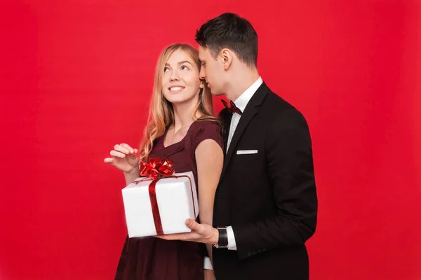 Homem Elegante Terno Uma Surpresa Para Uma Mulher Lhe Presente — Fotografia de Stock