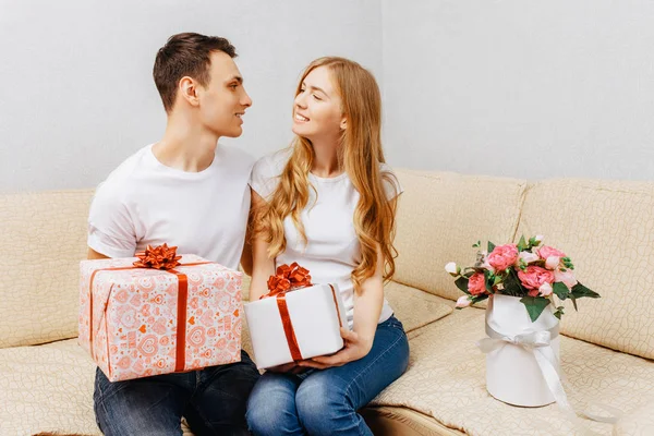 Jeune Couple Homme Femme Donnent Des Cadeaux Tout Étant Assis — Photo