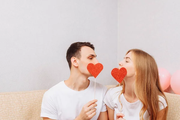 Hermosa Pareja Enamorada Hombre Mujer Camisetas Blancas Sosteniendo Corazones Papel —  Fotos de Stock