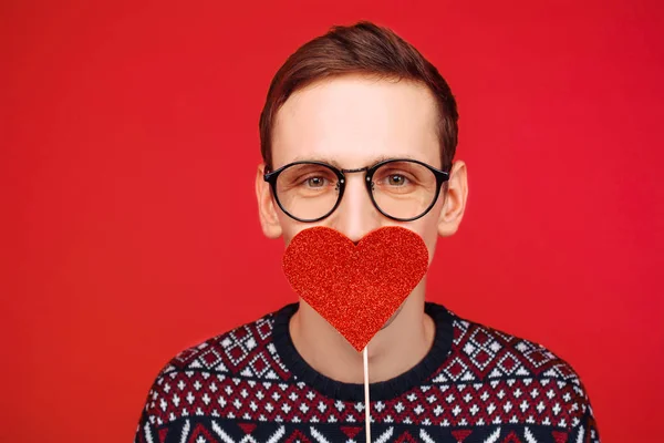 Homme Lunettes Avec Des Cœurs Rouges Sur Des Bâtons Près — Photo