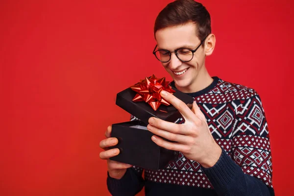 Een Man Met Bril Die Heeft Een Cadeautje Gekregen Ziet — Stockfoto