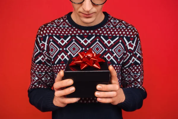 Hombre Gafas Con Una Caja Regalo Las Manos Mira Sobre —  Fotos de Stock