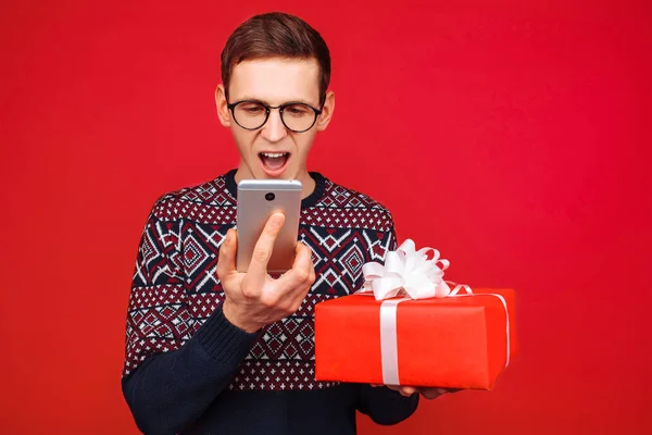 Man Glasses Gift Hand Talking Phone Red Background Holiday Concept — Stock Photo, Image