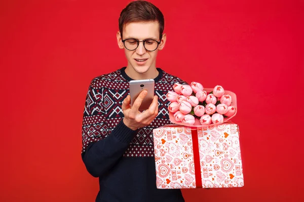 Een Man Glazen Met Een Gift Hand Een Boeket Bloemen — Stockfoto