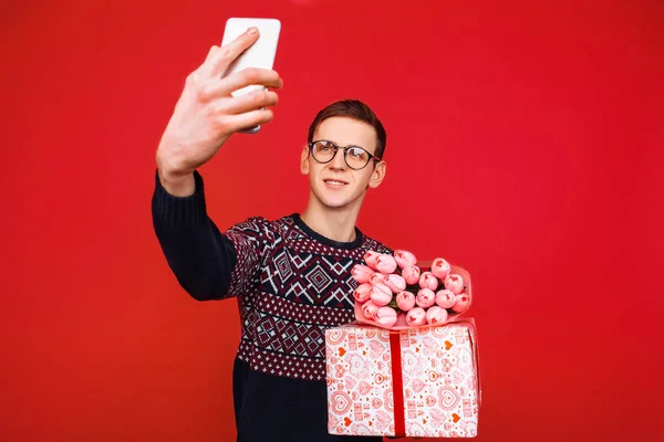 Een Man Glazen Met Een Cadeau Zijn Handen Een Boeket — Stockfoto