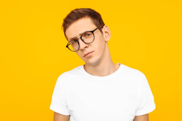 Tipo Lindo Gafas Vestido Con Una Camiseta Blanca Posando Sobre — Foto de Stock