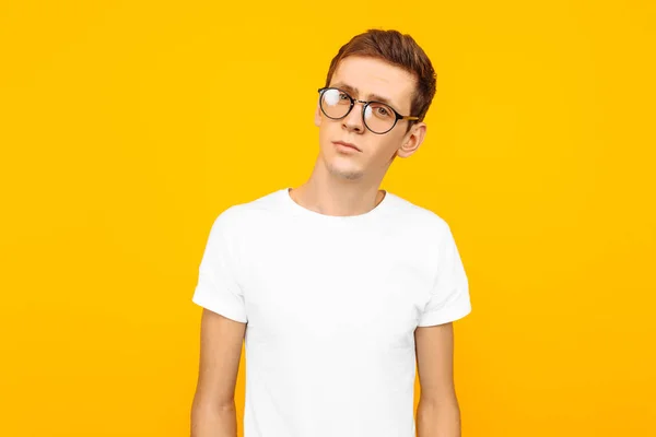 Tipo Lindo Gafas Vestido Con Una Camiseta Blanca Posando Sobre — Foto de Stock