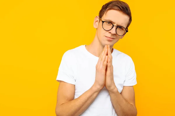 Homme Rusé Homme Lunettes Dans Shirt Blanc Avec Sourire Mystérieux — Photo