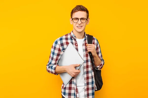 Cara Feliz Com Óculos Estudante Camisa Xadrez Com Laptop Fechado — Fotografia de Stock