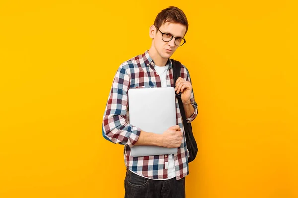 Cara Feliz Com Óculos Homem Camisa Xadrez Vai Com Laptop — Fotografia de Stock