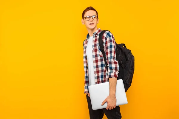 Happy Guy Avec Des Lunettes Homme Chemise Carreaux Avec Ordinateur — Photo