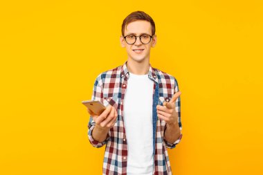 neşeli adam üzerinde sarı bir arka plan, adam onun elinde telefon ile telefonda bir ileti aldım