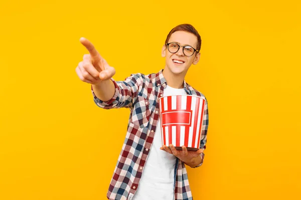 Portret Van Een Gelukkig Man Transparante Glazen Met Een Emmer — Stockfoto