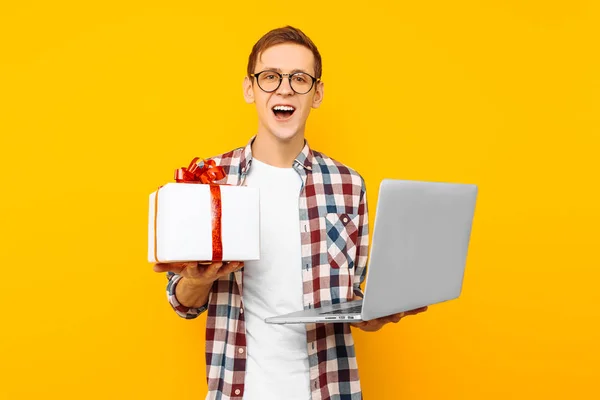 Een Man Met Een Geschenk Een Laptop Zijn Handen Een — Stockfoto