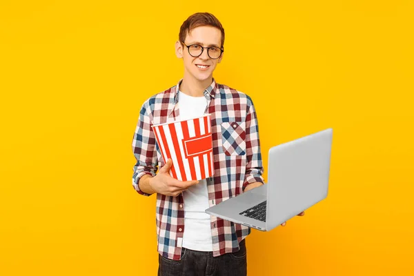 Homem Com Pipocas Laptop Fundo Amarelo Cara Assistindo Filmes — Fotografia de Stock