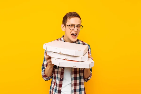 Homme Tenant Une Boîte Pizza Sur Fond Jaune Homme Heureux — Photo