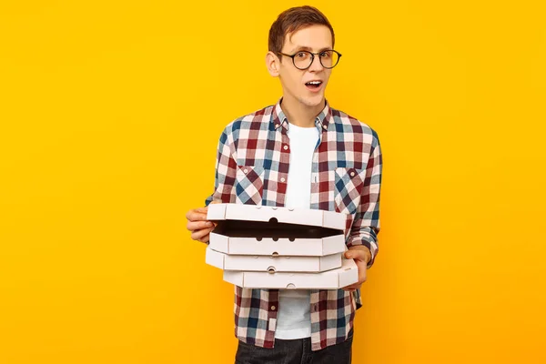 彼の手でピザと幸せな男 黄色の背景にピザの箱を抱えて男 — ストック写真