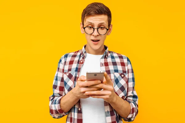 Megdöbbentett Ember Kapott Egy Üzenetet Telefon Sárga Háttér Telefon Kezében — Stock Fotó