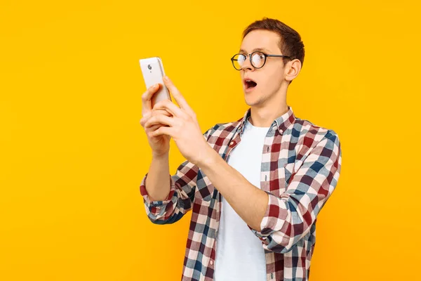 Megdöbbentett Ember Kapott Egy Üzenetet Telefon Sárga Háttér Telefon Kezében — Stock Fotó