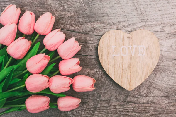 Ramo Tulipanes Rosados San Valentín Forma Corazón Madera Sobre Fondo — Foto de Stock