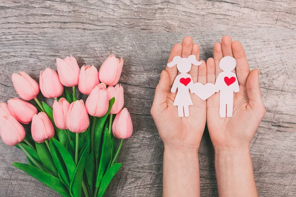 Las Palmas Femeninas Sostienen Niño Una Niña Cortados Papel Ramo — Foto de Stock