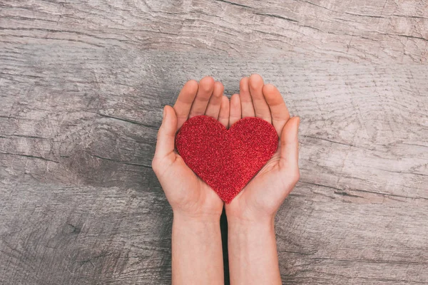 Vrouwelijke Handen Hart Rood Papier Waarop Met Houten Achtergrond Aftelkalender — Stockfoto