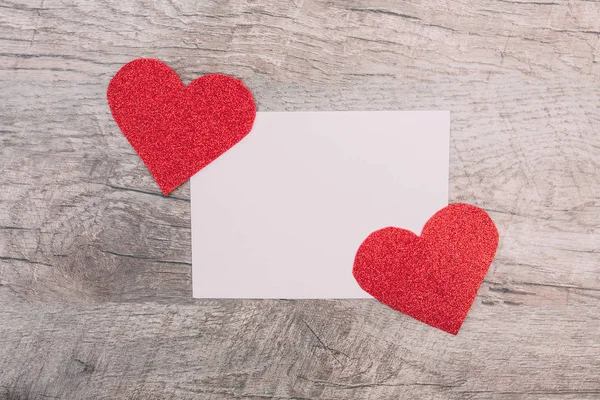 Papel Blanco Con Corazón Rojo Sobre Fondo Madera Día San — Foto de Stock