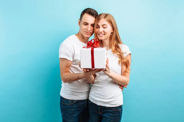 Couple Amoureux Homme Femme Stand Avec Boîte Cadeau Couple Heureux — Photo