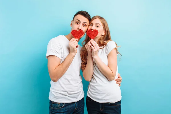 Hermosa Pareja Enamorada Hombre Mujer Vestidos Con Camisetas Blancas Posando —  Fotos de Stock