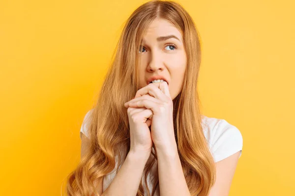 Hermosa Joven Está Preocupada Una Mujer Con Una Cara Aterrorizada — Foto de Stock