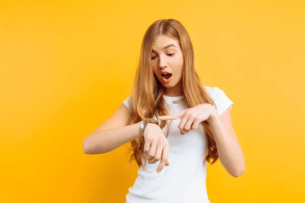 Όμορφο Κορίτσι Που Βλέπουν Ένα Ρολόι Χειρός Επισημαίνει Ρολόι Κίτρινο — Φωτογραφία Αρχείου