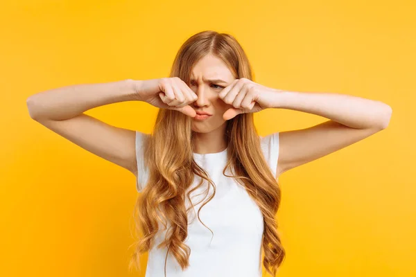 Hermosa Chica Molesta Mujer Llorando Sobre Fondo Amarillo Mal Humor — Foto de Stock