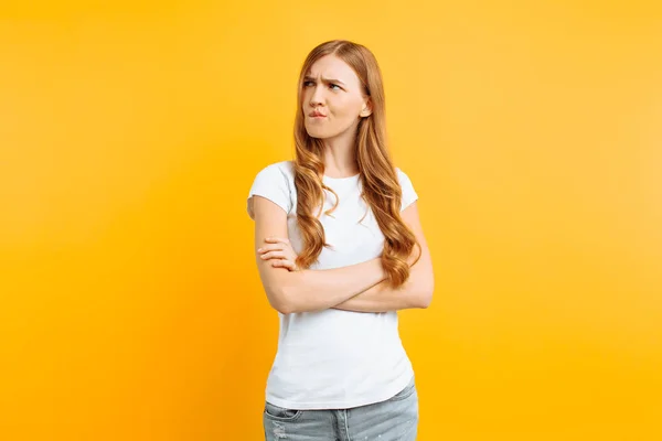 Retrato Una Joven Molesta Con Una Camiseta Blanca Pie Con — Foto de Stock