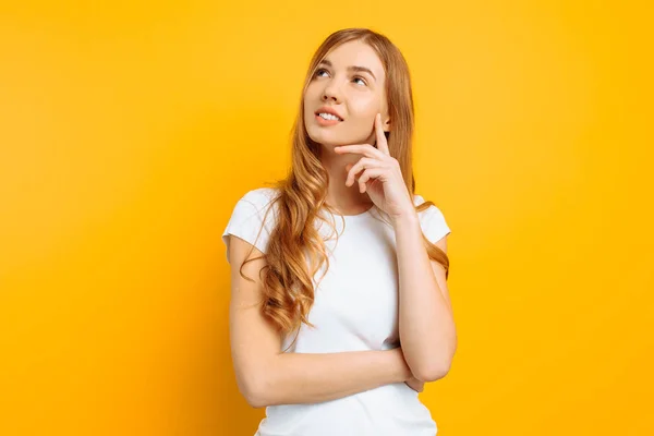 Ritratto di ragazza pensierosa, ragazza sognante distoglie lo sguardo, su sfondo giallo — Foto Stock