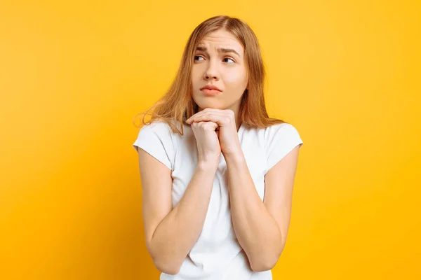 Una Chica Agitada Con Una Camiseta Blanca Muerde Las Uñas — Foto de Stock