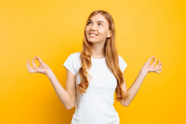 Fröhliches Mädchen Weißem Shirt Meditiert Gut Gelaunt Auf Gelbem Hintergrund — Stockfoto
