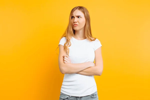 Retrato Una Joven Molesta Con Una Camiseta Blanca Pie Con — Foto de Stock