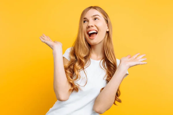 Felice Giovane Donna Shirt Bianca Posa Sfondo Giallo — Foto Stock